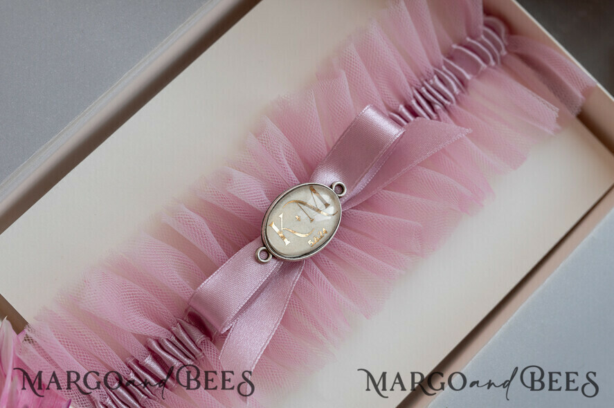 BRIDE bolero, robes, garter Geschenkidee für die Braut Strumpfband Rosa Tüll-Strumpfband mit den Initialen des Brautpaares und dem Hochzeitsdatum in Geschenkbox – Überraschung vom Junggesellinnenabschied