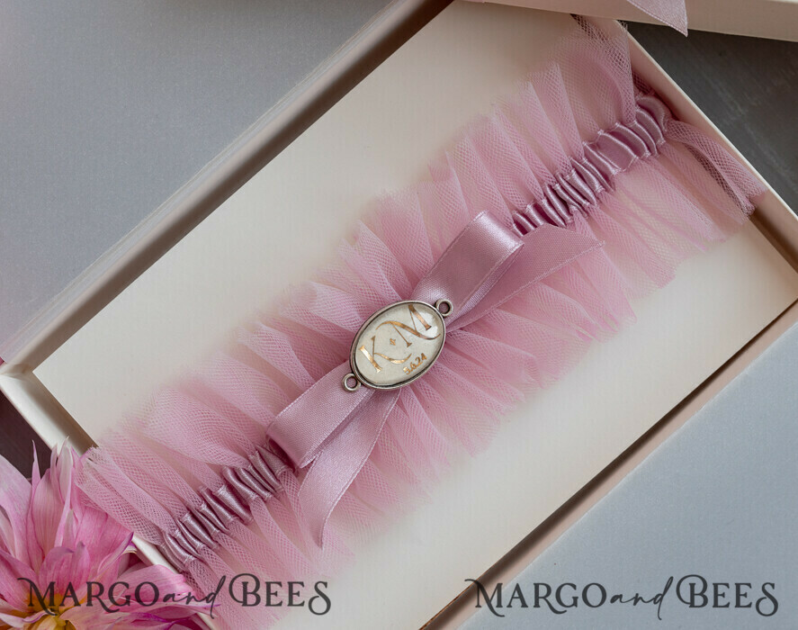 BRIDE bolero, robes, garter Geschenkidee für die Braut Strumpfband Rosa Tüll-Strumpfband mit den Initialen des Brautpaares und dem Hochzeitsdatum in Geschenkbox – Überraschung vom Junggesellinnenabschied