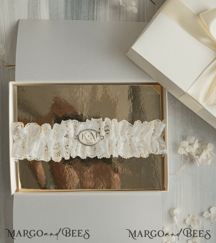 BRIDE bolero, robes, garter Geschenkidee für die Braut Strumpfband Strumpfband mit den Individualen des Brautpaares und dem Hochzeitsdatum in Geschenkbox – Überraschung vom Junggesellinnenabschied
