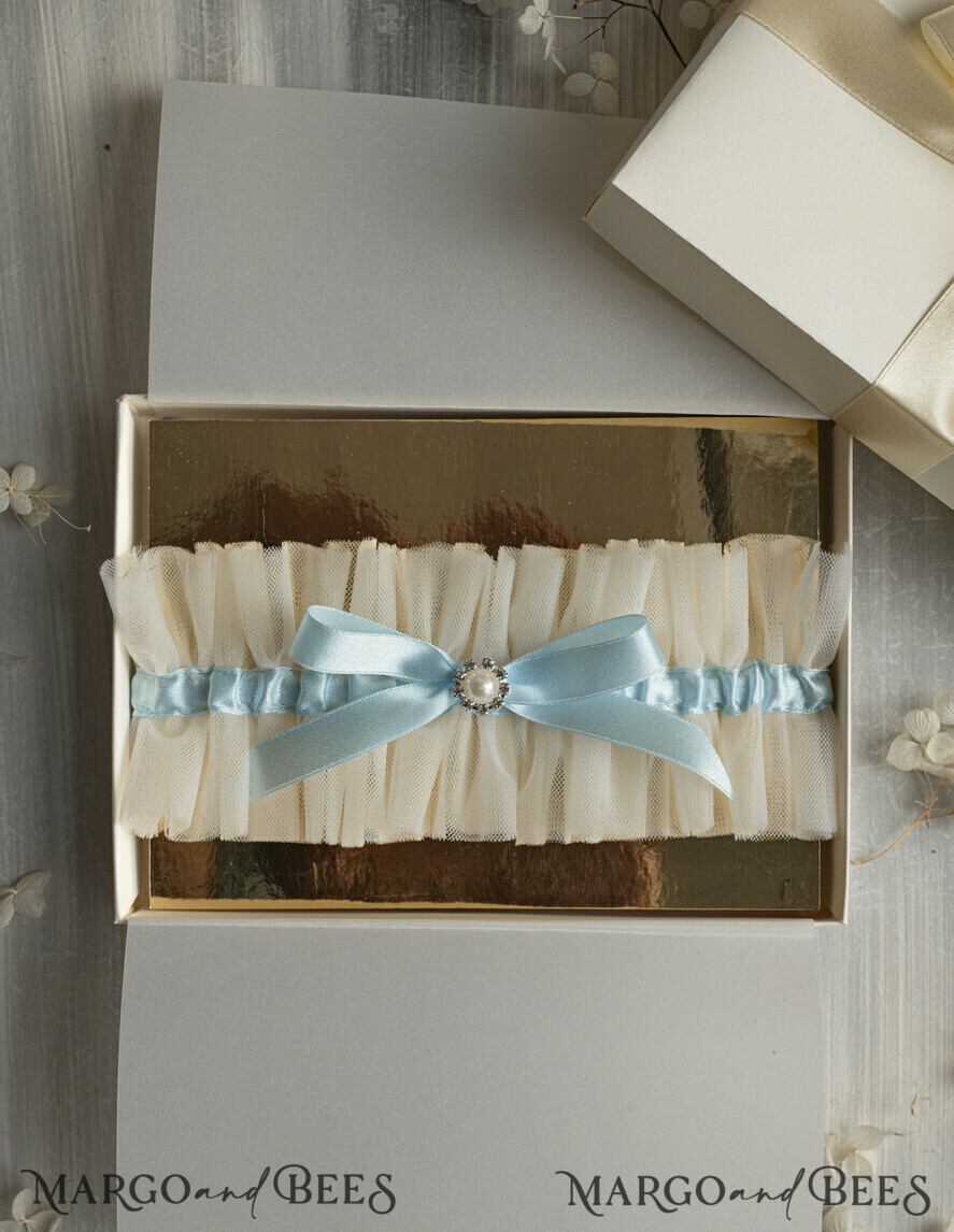 BRIDE bolero, robes, garter Geschenkidee für die Braut Strumpfband Elegantes Strumpfband für die Braut – Geschenkbox mit „Etwas Blauem“ und Grußkarte