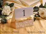 TISCHDEKORATIONSCHILDER   romantisch Romantische Tischnummern für Hochzeiten mit Ecru-Band, glamouröse Vintage-Spitzen-Tischkarten, elegante handgefertigte editierbare benutzerdefinierte Karten, einfache filigrane Hochzeitsbeschilderungen.2