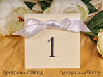 TISCHDEKORATIONSCHILDER   romantisch Romantische Hochzeits-Tischnummern mit weißem Band, glamouröse Hochzeits-Tischkarten, elegante handgemachte personalisierte Karten, handgemachte einfache filigrane Hochzeits-Tischdekoration.2