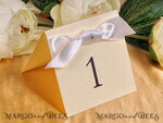 TISCHDEKORATIONSCHILDER   romantisch Romantische Hochzeits-Tischnummern mit weißem Band, glamouröse Hochzeits-Tischkarten, elegante handgemachte personalisierte Karten, handgemachte einfache filigrane Hochzeits-Tischdekoration.2