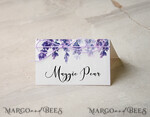 PLATZKARTEN / TISCHKARTEN  
 Boho Eleganz Bold Linie Zarte weiße Hochzeitsplatzkarten mit lila Schnur, zarte lila Blumen-Grafik, moderne Hochzeitsnamensschilder, einzigartige Hochzeitsstationery, Lavendel-Escortkarten.2