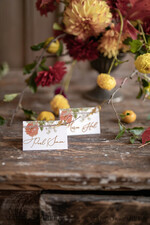 PLATZKARTEN / TISCHKARTEN  
 Boho Eleganz Bold Linie Romantische Herbsthochzeitsplatzkarten mit goldener Schnur, zarte florale Grafik, modernes Design von Hochzeitsnamensschildern, einzigartige Hochzeitsstationery, herbstliche Platzkarten.1