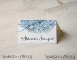 PLATZKARTEN / TISCHKARTEN  
 Boho Eleganz Bold Linie Zarte weiße Hochzeitstischkarten mit blauer Schnur, elegantes staubiges blaues Blumenmuster, moderne Designhochzeitsnamensschilder, Hortensie benutzerdefinierte Gästennamenskarten.2