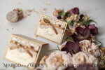PLATZKARTEN / TISCHKARTEN  
 Spitze Elegante schimmernde goldene Platzkarten mit goldenem Band, elfenbeinfarbene Spitzen-Hochzeitsnamensschilder für Ihre Hochzeitstische, romantische Hochzeitsstationery, goldene Luxus-Platzkarten.6
