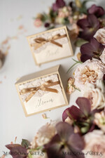 PLATZKARTEN / TISCHKARTEN  
 Spitze Elegante schimmernde goldene Platzkarten mit goldenem Band, elfenbeinfarbene Spitzen-Hochzeitsnamensschilder für Ihre Hochzeitstische, romantische Hochzeitsstationery, goldene Luxus-Platzkarten.6