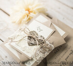 HOCHZEITS EINLADUNGEN rustikal / Landhausstil / Shabby Chic Rustikale Hochzeitseinladungen mit Vintage-Spitze und Holzherz Bastelumschlag Einfache elegante Schreibwaren7