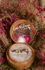 RINGTRÄGERBOXEN & KISSEN Epoxidharz Trauringe Box Maßgeschneiderte Hochzeitsringbox für die Zeremonie, handgefertigte Hochzeitsringbox • Ringträgerbox mit echten Blumen • luxuriöse Holzringbox15