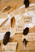 PLATZKARTEN / TISCHKARTEN  
 Rustikale Eco-Hochzeitsplatzkarten Rustikale Eco Braune Hochzeitsplatzkarten, minimalistische Namensschilder mit Federn und schwarzem kalligraphischem Druck, Boho Hochzeits-Spitzenkarten, individuelle Text-Einladungen3