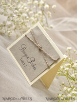 PLATZKARTEN / TISCHKARTEN  
 Rustikale Eco-Hochzeitsplatzkarten Elfenbein Eco Hochzeitsplatzkarten, Eco Graue Hochzeitsnamensschilder mit Jute-Schnur, Rustikale individuelle Hochzeitsstationery, Zarte Hochzeitsplatzkarten, Bearbeitbarer Text7