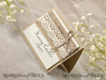 PLATZKARTEN / TISCHKARTEN  
 Rustikale Eco-Hochzeitsplatzkarten Rustikale Elfenbein Spitze Hochzeitsplatzkarten, Öko Braun mit Jute-Schnur, Eleganter schwarzer Druck, Zarte Hochzeitsstationery, Natürliche Jute rustikale Platzkarten7