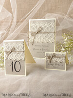 PLATZKARTEN / TISCHKARTEN  
 Rustikale Eco-Hochzeitsplatzkarten Romantische Eco-Hochzeitsplatzkarten mit elegantem weißen Spitzen und braunem Jute-Band, rustikale Hochzeitsstationery, zarte Hochzeitsplatzkarten, rustikale Begleitkarten.9