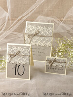 PLATZKARTEN / TISCHKARTEN  
 Rustikale Eco-Hochzeitsplatzkarten Romantische Eco-Hochzeitsplatzkarten mit elegantem weißen Spitzen und braunem Jute-Band, rustikale Hochzeitsstationery, zarte Hochzeitsplatzkarten, rustikale Begleitkarten.9