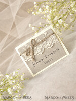 PLATZKARTEN / TISCHKARTEN  
 Rustikale Eco-Hochzeitsplatzkarten Romantische Eco-Hochzeitsplatzkarten mit elegantem weißen Spitzen und braunem Jute-Band, rustikale Hochzeitsstationery, zarte Hochzeitsplatzkarten, rustikale Begleitkarten.9
