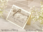 PLATZKARTEN / TISCHKARTEN  
 Rustikale Eco-Hochzeitsplatzkarten Romantische Eco-Hochzeitsplatzkarten mit elegantem weißen Spitzen und braunem Jute-Band, rustikale Hochzeitsstationery, zarte Hochzeitsplatzkarten, rustikale Begleitkarten.9