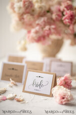 PLATZKARTEN / TISCHKARTEN  
 Rustikale Eco-Hochzeitsplatzkarten Minimalistische weiße Hochzeitsplatzkarten, rustikales öko-braun mit schwarzem Druck, zarte Hochzeitsnamensschilder, einzigartige Hochzeitsstationery, individuell formulierte Begleitkarten.12