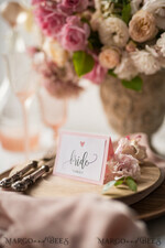 PLATZKARTEN / TISCHKARTEN  
 Rustikale Eco-Hochzeitsplatzkarten Minimalistische rosa Hochzeitsplatzkarten, rustikal weiß mit schwarzem Druck, zarte Hochzeitsnamensschilder, romantische rosa Herz-Eskortkarten, rustikale Hochzeitsdekoration.4