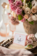 PLATZKARTEN / TISCHKARTEN  
 Rustikale Eco-Hochzeitsplatzkarten Minimalistische rosa Hochzeitsplatzkarten, rustikal weiß mit schwarzem Druck, zarte Hochzeitsnamensschilder, romantische rosa Herz-Eskortkarten, rustikale Hochzeitsdekoration.4