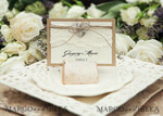 PLATZKARTEN / TISCHKARTEN  
 Rustikale Eco-Hochzeitsplatzkarten Romantische weiße Spitzen-Hochzeitsplatzkarten, weiße Namensschilder mit Jute-Schnur und hölzernem Herzen, elegante Hochzeitsstationery, rustikale Platzkarten, bearbeitbarer Text.2