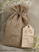 HOCHZEITSGESCHENKE Rustikale Jute-Geschenktüten mit Holzanhängern Hochzeitsgeschenke, rustikale Jute-Geschenktüten mit Holzanhängern5
