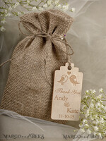 HOCHZEITSGESCHENKE Rustikale Jute-Geschenktüten mit Holzanhängern Hochzeitsgeschenke, rustikale Jute-Geschenktüten mit Holzanhängern5