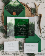 HOCHZEITS EINLADUNGEN Wald / Berge / Waldlandschaft Thema Grüne Acryl-Hochzeitsladung Suite, moderne rustikale Hochzeitseinladungen, klare Plexiglas Suite Hochzeitskarten, grüne Hochzeitseinladungen, nebliger Wald frostige Hochzeitseinladung Suite, Hochzeitsladung mit Kiefern aus Plexiglas.16