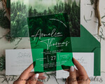 HOCHZEITS EINLADUNGEN Wald / Berge / Waldlandschaft Thema Grüne Acryl-Hochzeitsladung Suite, moderne rustikale Hochzeitseinladungen, klare Plexiglas Suite Hochzeitskarten, grüne Hochzeitseinladungen, nebliger Wald frostige Hochzeitseinladung Suite, Hochzeitsladung mit Kiefern aus Plexiglas.16
