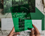 HOCHZEITS EINLADUNGEN Wald / Berge / Waldlandschaft Thema Grüne Acryl-Hochzeitsladung Suite, moderne rustikale Hochzeitseinladungen, klare Plexiglas Suite Hochzeitskarten, grüne Hochzeitseinladungen, nebliger Wald frostige Hochzeitseinladung Suite, Hochzeitsladung mit Kiefern aus Plexiglas.16