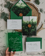 HOCHZEITS EINLADUNGEN Wald / Berge / Waldlandschaft Thema Grüne Acryl-Hochzeitsladung Suite, moderne rustikale Hochzeitseinladungen, klare Plexiglas Suite Hochzeitskarten, grüne Hochzeitseinladungen, nebliger Wald frostige Hochzeitseinladung Suite, Hochzeitsladung mit Kiefern aus Plexiglas.16