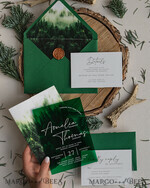 HOCHZEITS EINLADUNGEN Wald / Berge / Waldlandschaft Thema Grüne Acryl-Hochzeitsladung Suite, moderne rustikale Hochzeitseinladungen, klare Plexiglas Suite Hochzeitskarten, grüne Hochzeitseinladungen, nebliger Wald frostige Hochzeitseinladung Suite, Hochzeitsladung mit Kiefern aus Plexiglas.16