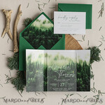 HOCHZEITS EINLADUNGEN Wald / Berge / Waldlandschaft Thema Wald Acryl Hochzeits-Einladungset, moderne rustikale Hochzeitskarten, klare Plexiglassuite Hochzeitskarten, grüne Hochzeitseinladungen, neblige Wald-gefüllte Hochzeitseinladungssuite, Hochzeitskarte mit Kiefern aus Plexiglas.17