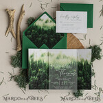 HOCHZEITS EINLADUNGEN Wald / Berge / Waldlandschaft Thema Wald Acryl Hochzeits-Einladungset, moderne rustikale Hochzeitskarten, klare Plexiglassuite Hochzeitskarten, grüne Hochzeitseinladungen, neblige Wald-gefüllte Hochzeitseinladungssuite, Hochzeitskarte mit Kiefern aus Plexiglas.17