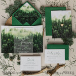 HOCHZEITS EINLADUNGEN Wald / Berge / Waldlandschaft Thema Wald Acryl Hochzeits-Einladungset, moderne rustikale Hochzeitskarten, klare Plexiglassuite Hochzeitskarten, grüne Hochzeitseinladungen, neblige Wald-gefüllte Hochzeitseinladungssuite, Hochzeitskarte mit Kiefern aus Plexiglas.17