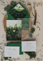 HOCHZEITS EINLADUNGEN Wald / Berge / Waldlandschaft Thema Wald Acryl Hochzeits-Einladungset, moderne rustikale Hochzeitskarten, klare Plexiglassuite Hochzeitskarten, grüne Hochzeitseinladungen, neblige Wald-gefüllte Hochzeitseinladungssuite, Hochzeitskarte mit Kiefern aus Plexiglas.17