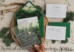 HOCHZEITS EINLADUNGEN Wald / Berge / Waldlandschaft Thema Wald Acryl Hochzeits-Einladungset, moderne rustikale Hochzeitskarten, klare Plexiglassuite Hochzeitskarten, grüne Hochzeitseinladungen, neblige Wald-gefüllte Hochzeitseinladungssuite, Hochzeitskarte mit Kiefern aus Plexiglas.17