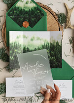 HOCHZEITS EINLADUNGEN Wald / Berge / Waldlandschaft Thema Wald Acryl Hochzeits-Einladungset, moderne rustikale Hochzeitskarten, klare Plexiglassuite Hochzeitskarten, grüne Hochzeitseinladungen, neblige Wald-gefüllte Hochzeitseinladungssuite, Hochzeitskarte mit Kiefern aus Plexiglas.17