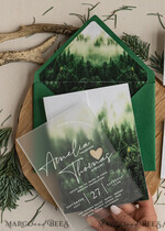 HOCHZEITS EINLADUNGEN Wald / Berge / Waldlandschaft Thema Wald Acryl Hochzeits-Einladungset, moderne rustikale Hochzeitskarten, klare Plexiglassuite Hochzeitskarten, grüne Hochzeitseinladungen, neblige Wald-gefüllte Hochzeitseinladungssuite, Hochzeitskarte mit Kiefern aus Plexiglas.17