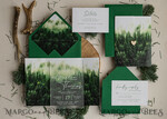 HOCHZEITS EINLADUNGEN Wald / Berge / Waldlandschaft Thema Wald Acryl Hochzeits-Einladungset, moderne rustikale Hochzeitskarten, klare Plexiglassuite Hochzeitskarten, grüne Hochzeitseinladungen, neblige Wald-gefüllte Hochzeitseinladungssuite, Hochzeitskarte mit Kiefern aus Plexiglas.17