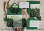 HOCHZEITS EINLADUNGEN Wald / Berge / Waldlandschaft Thema Wald Acryl Hochzeits-Einladungset, moderne rustikale Hochzeitskarten, klare Plexiglassuite Hochzeitskarten, grüne Hochzeitseinladungen, neblige Wald-gefüllte Hochzeitseinladungssuite, Hochzeitskarte mit Kiefern aus Plexiglas.17