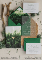HOCHZEITS EINLADUNGEN Wald / Berge / Waldlandschaft Thema Wald Acryl Hochzeits-Einladungset, moderne rustikale Hochzeitskarten, klare Plexiglassuite Hochzeitskarten, grüne Hochzeitseinladungen, neblige Wald-gefüllte Hochzeitseinladungssuite, Hochzeitskarte mit Kiefern aus Plexiglas.17