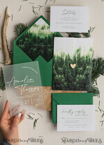 HOCHZEITS EINLADUNGEN Wald / Berge / Waldlandschaft Thema Wald Acryl Hochzeits-Einladungset, moderne rustikale Hochzeitskarten, klare Plexiglassuite Hochzeitskarten, grüne Hochzeitseinladungen, neblige Wald-gefüllte Hochzeitseinladungssuite, Hochzeitskarte mit Kiefern aus Plexiglas.17
