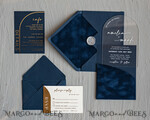 HOCHZEITS EINLADUNGEN Elegante Einladungen Klassische Karten Moderne Arch Acryl Hochzeitskarten, Samtumschlag marineblaue moderne Hochzeitskarten, marineblaue Goldeinladungen, minimalistische Plexi Hochzeitsinvitation Suite22