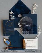 HOCHZEITS EINLADUNGEN Elegante Einladungen Klassische Karten Moderne Arch Acryl Hochzeitskarten, Samtumschlag marineblaue moderne Hochzeitskarten, marineblaue Goldeinladungen, minimalistische Plexi Hochzeitsinvitation Suite22