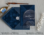 HOCHZEITS EINLADUNGEN Elegante Einladungen Klassische Karten Moderne Arch Acryl Hochzeitskarten, Samtumschlag marineblaue moderne Hochzeitskarten, marineblaue Goldeinladungen, minimalistische Plexi Hochzeitsinvitation Suite22