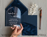 HOCHZEITS EINLADUNGEN Elegante Einladungen Klassische Karten Moderne Arch Acryl Hochzeitskarten, Samtumschlag marineblaue moderne Hochzeitskarten, marineblaue Goldeinladungen, minimalistische Plexi Hochzeitsinvitation Suite22