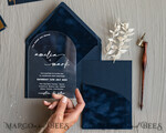 HOCHZEITS EINLADUNGEN Elegante Einladungen Klassische Karten Moderne Arch Acryl Hochzeitskarten, Samtumschlag marineblaue moderne Hochzeitskarten, marineblaue Goldeinladungen, minimalistische Plexi Hochzeitsinvitation Suite22
