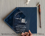 HOCHZEITS EINLADUNGEN Elegante Einladungen Klassische Karten Moderne Arch Acryl Hochzeitskarten, Samtumschlag marineblaue moderne Hochzeitskarten, marineblaue Goldeinladungen, minimalistische Plexi Hochzeitsinvitation Suite22
