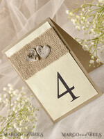 TISCHDEKORATIONSCHILDER   Holz Eco Rustikale Tischnummern Rustikale Hochzeits Tischkarten mit Jute und Holzherzen, Scheunenhochzeit Tischkarten, elegante, umweltfreundliche, romantische personalisierte Karten, einfache rustikale Hochzeits Tischdekoration.4